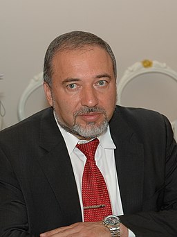 Avigdor Lieberman (Ministro Exteriores israelí) - Avigdor_Lieberman_in_Latvia_(cropped) - Saeima, CC BY-SA 2.0, via Wikimedia Commons