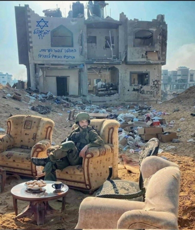 Soldado israelí posando.