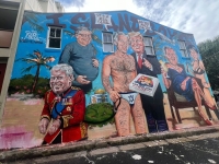 Mural Club Epstein con Trump, príncipe Andrés, Bill Clinton, Bill Gates y Trump